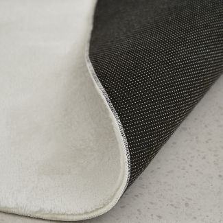 Denna produkten heter Cat, tillverkad av Polyester material med en vacker Vit färg - SE Mattor