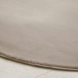Denna produkten heter Cat, tillverkad av Polyester material med en vacker Taupe färg - SE Mattor