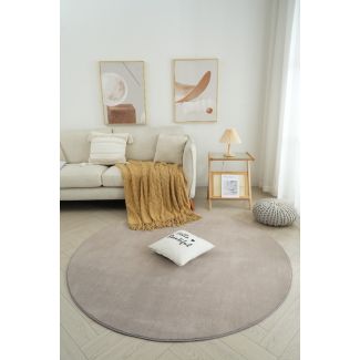 Denna produkten heter Comfy, tillverkad av Polyester material med en vacker Greige färg - SE Mattor