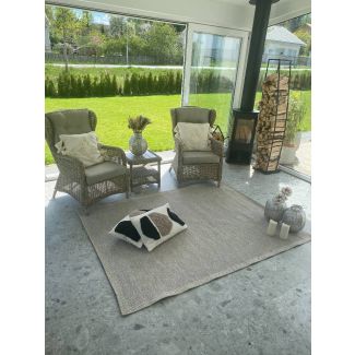 Denna produkten heter Echo Station Beige Inom- och utomhusmatta, tillverkad av Polypropylen material med en vacker Beige färg - SE Mattor