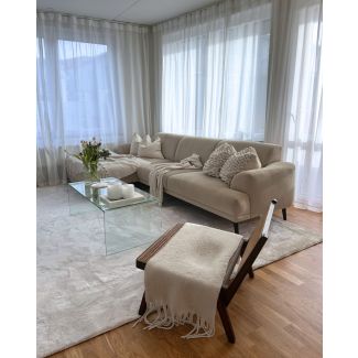 Denna produkten heter Fluffy, tillverkad av Polyester material med en vacker Offwhite färg - SE Mattor