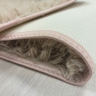 Denna produkten heter Julie, tillverkad av Polyester material med en vacker Beige färg - SE Mattor