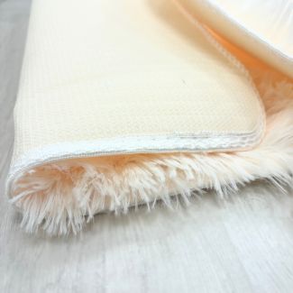 Denna produkten heter Julie, tillverkad av Polyester material med en vacker Offwhite färg - SE Mattor