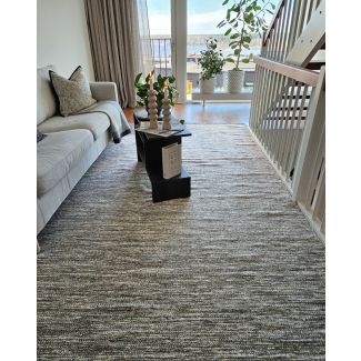 Denna produkten heter Lunda, tillverkad av 80% Ull & 20% Bomull material med en vacker Greige färg - SE Mattor