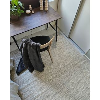 Denna produkten heter Lunda, tillverkad av 80% Ull & 20% Bomull material med en vacker Ljusgrå färg - SE Mattor