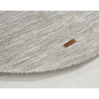 Denna produkten heter Lunda, tillverkad av 80% Ull & 20% Bomull material med en vacker Ljusgrå färg - SE Mattor