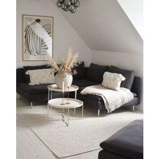 Denna produkten heter Molly, tillverkad av 80% Ull & 20% Bomull material med en vacker Kräm/Grå färg - SE Mattor