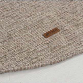 Denna produkten heter Molly, tillverkad av 80% Ull & 20% Bomull material med en vacker Greige färg - SE Mattor