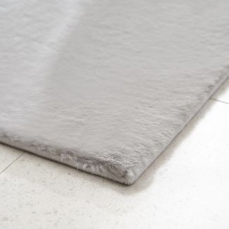 Denna produkten heter Rabbit Eco, tillverkad av Polyester material med en vacker Silver färg - SE Mattor