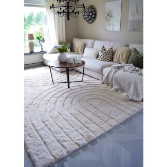 Denna produkten heter Rabbit Zen Ljusbeige Pälsmatta, tillverkad av Polyester material med en vacker Ljusbeige färg - SE Mattor