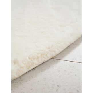 Denna produkten heter Rabbit Eco, tillverkad av Polyester material med en vacker Offwhite färg - SE Mattor